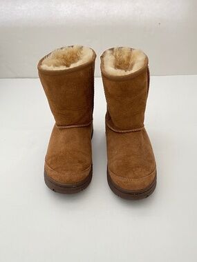 Authentic UGG Boots Ultimate Short Size: 4